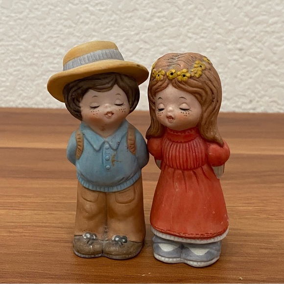 Pair of Vintage 1979 LUCY RIGG Adorable Kissing Boy & Girl Figurine Kitsch - Picture 2 of 15